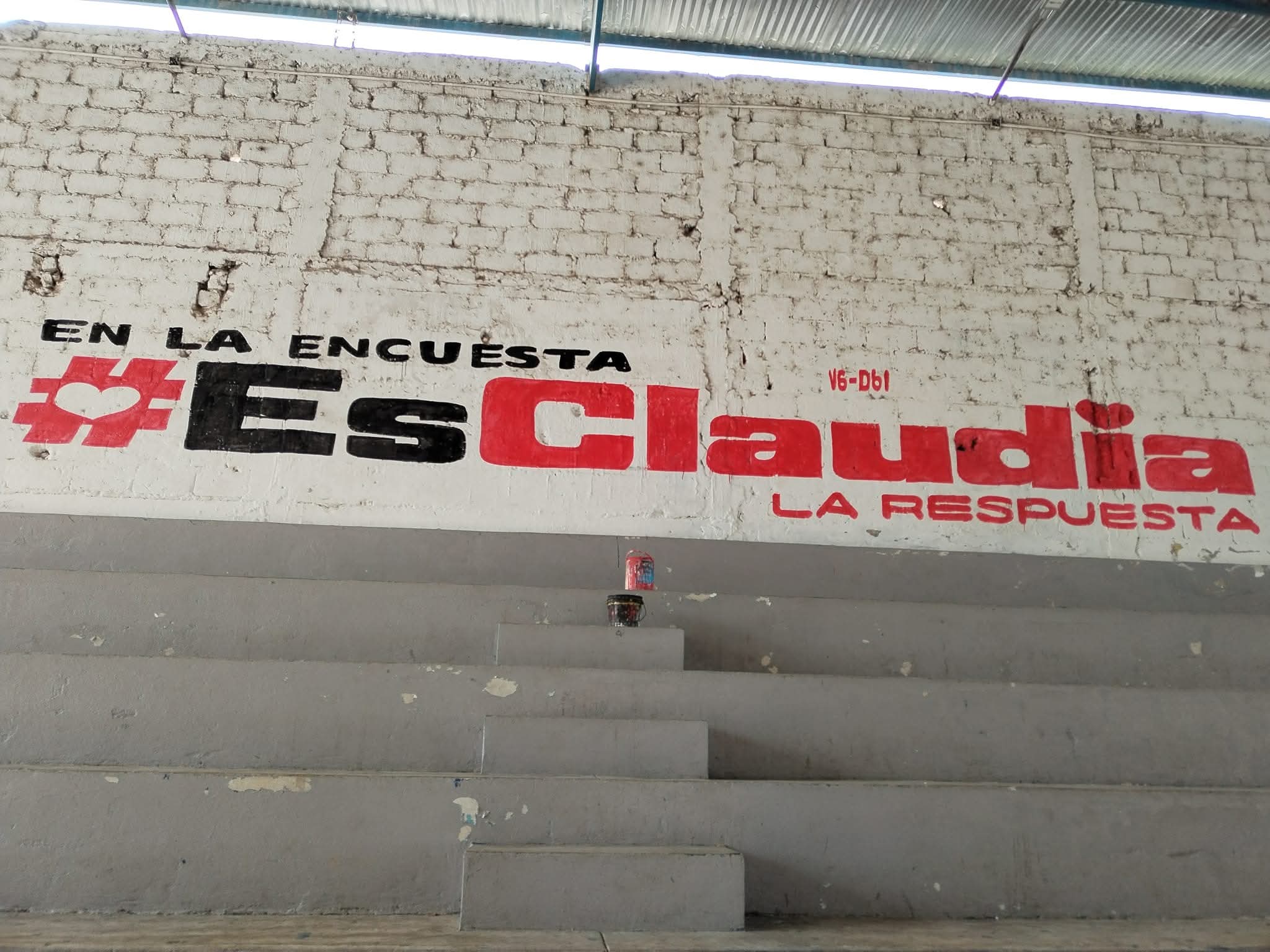 Barda publicitaria pintada para campaña política